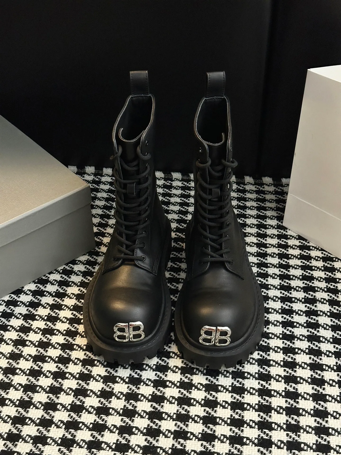 👟👟Ex-factory price 780👟👟 [𝗕𝗔𝗟𝗘𝗡𝗖𝗜𝗔𝗚𝗔Parisian Martin boots] Stomper Derby new big-toe derby shoes. This pair of shoes is simply a dark horse in this year's fashion circle. The exaggerated big-toe design makes people fall in love at first sight! 💖 👟 When I first saw it, I was attracted by the big B logo. It’s so recognizable! 🌟 Wear it, whether paired with skinny jeans or wide-leg pants, you can easily style it and look extremely fashionable! The double B decorative buckle is hand-inlaid with pure copper hardware 👟👟Shoe upper material: full-grain cowhide 👟👟Shoe lining material: water-dyed cowhide 👟👟Sole material: original rubber outsole 👟👟Shoe size selection: women's 35-40 (40 customized)